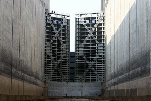 淺析船閘人字門焊接變形控制